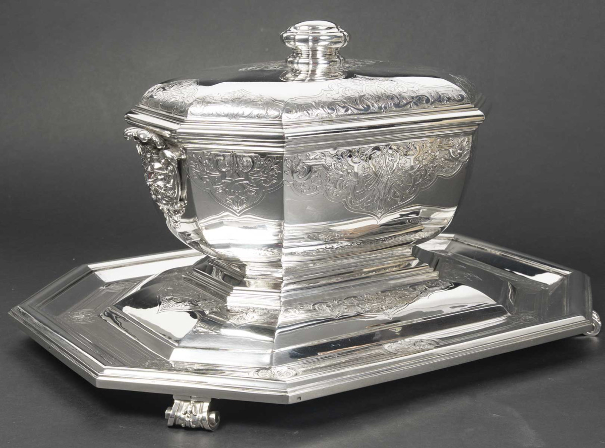 BOIN TABURET – Covered terrine and stand in solid silver, 19th century