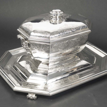 BOIN TABURET – Covered terrine and stand in solid silver, 19th century