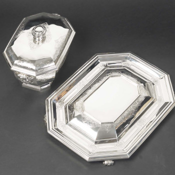 BOIN TABURET – Covered terrine and stand in solid silver, 19th century