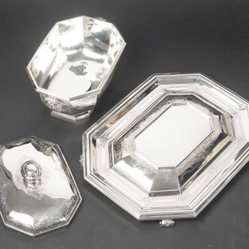 BOIN TABURET – Covered terrine and stand in solid silver, 19th century