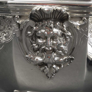BOIN TABURET – Covered terrine and stand in solid silver, 19th century