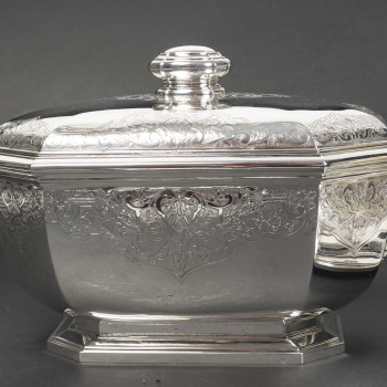 BOIN TABURET – Covered terrine and stand in solid silver, 19th century