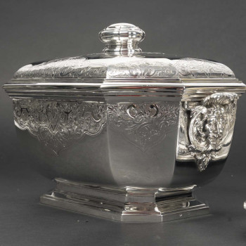 BOIN TABURET – Covered terrine and stand in solid silver, 19th century