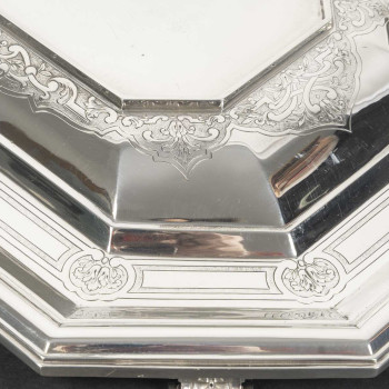 BOIN TABURET – Covered terrine and stand in solid silver, 19th century
