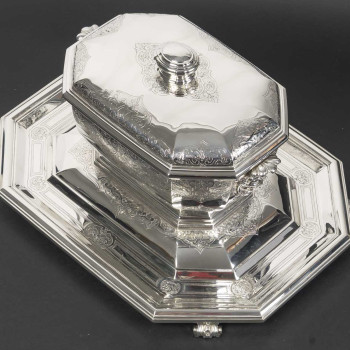 BOIN TABURET – Covered terrine and stand in solid silver, 19th century
