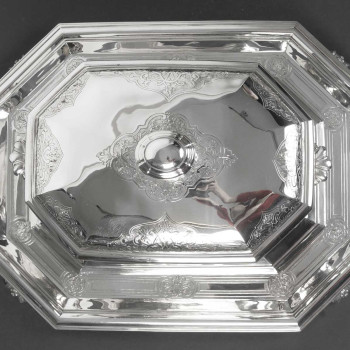 BOIN TABURET – Covered terrine and stand in solid silver, 19th century