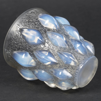 R. Lalique – Rampillon vase, or Cabochons and Fleurette 1927
