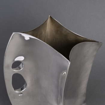 Maison Comyns - Pichet à eau en argent massif et son coffret de présentation, Londres, 2008