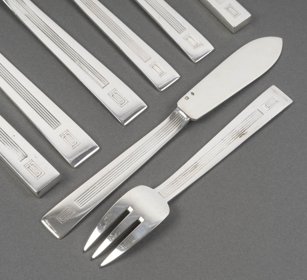 JEAN TETARD – MENAGERE DE COUVERTS 132 PIECES EN ARGENT MASSIF MODELE « TROCADERO » EPOQUE ART DECO