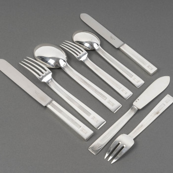 JEAN TETARD – MENAGERE DE COUVERTS 132 PIECES EN ARGENT MASSIF MODELE « TROCADERO » EPOQUE ART DECO