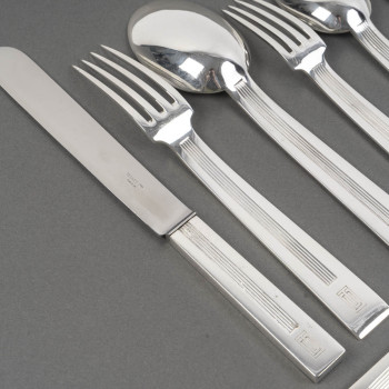 JEAN TETARD – MENAGERE DE COUVERTS 132 PIECES EN ARGENT MASSIF MODELE « TROCADERO » EPOQUE ART DECO