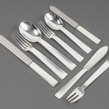 JEAN TETARD – MENAGERE DE COUVERTS 132 PIECES EN ARGENT MASSIF MODELE « TROCADERO » EPOQUE ART DECO