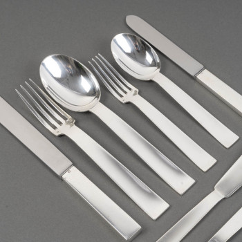 JEAN TETARD – MENAGERE DE COUVERTS 132 PIECES EN ARGENT MASSIF MODELE « TROCADERO » EPOQUE ART DECO