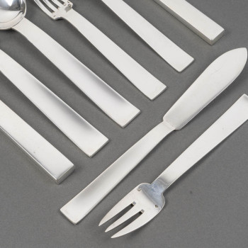 JEAN TETARD – MENAGERE DE COUVERTS 132 PIECES EN ARGENT MASSIF MODELE « TROCADERO » EPOQUE ART DECO