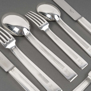 JEAN TETARD – MENAGERE DE COUVERTS 132 PIECES EN ARGENT MASSIF MODELE « TROCADERO » EPOQUE ART DECO