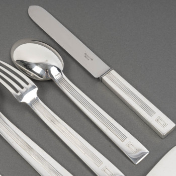 JEAN TETARD – MENAGERE DE COUVERTS 132 PIECES EN ARGENT MASSIF MODELE « TROCADERO » EPOQUE ART DECO