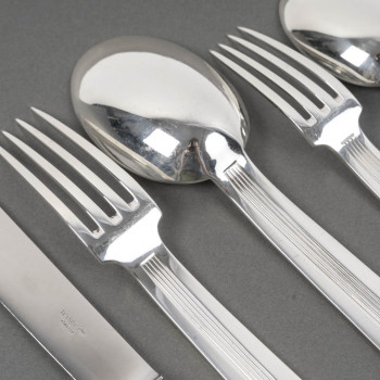 JEAN TETARD – MENAGERE DE COUVERTS 132 PIECES EN ARGENT MASSIF MODELE « TROCADERO » EPOQUE ART DECO