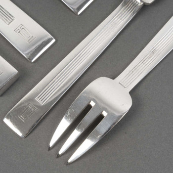 JEAN TETARD – MENAGERE DE COUVERTS 132 PIECES EN ARGENT MASSIF MODELE « TROCADERO » EPOQUE ART DECO