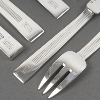 JEAN TETARD – MENAGERE DE COUVERTS 132 PIECES EN ARGENT MASSIF MODELE « TROCADERO » EPOQUE ART DECO