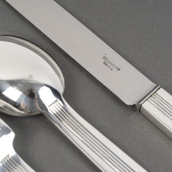 JEAN TETARD – MENAGERE DE COUVERTS 132 PIECES EN ARGENT MASSIF MODELE « TROCADERO » EPOQUE ART DECO