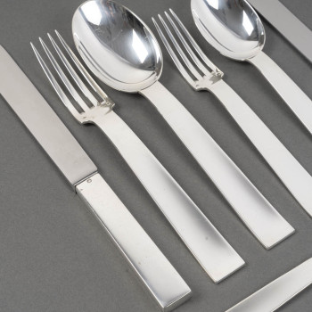 JEAN TETARD – MENAGERE DE COUVERTS 132 PIECES EN ARGENT MASSIF MODELE « TROCADERO » EPOQUE ART DECO