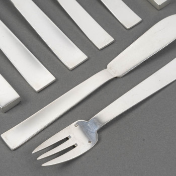 JEAN TETARD – MENAGERE DE COUVERTS 132 PIECES EN ARGENT MASSIF MODELE « TROCADERO » EPOQUE ART DECO