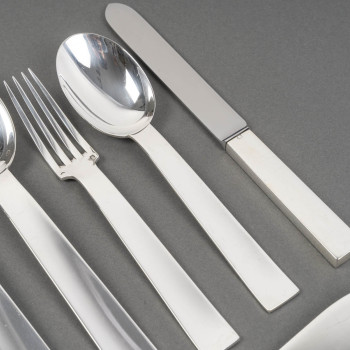 JEAN TETARD – MENAGERE DE COUVERTS 132 PIECES EN ARGENT MASSIF MODELE « TROCADERO » EPOQUE ART DECO