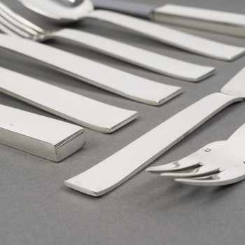 JEAN TETARD – MENAGERE DE COUVERTS 132 PIECES EN ARGENT MASSIF MODELE « TROCADERO » EPOQUE ART DECO