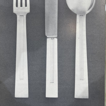 JEAN TETARD – MENAGERE DE COUVERTS 132 PIECES EN ARGENT MASSIF MODELE « TROCADERO » EPOQUE ART DECO