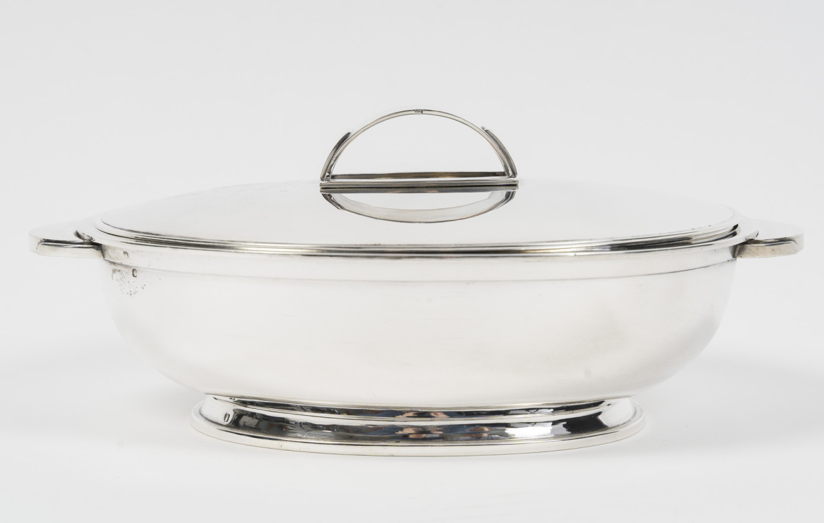 TÉTARD - Grande boîte ovale couverte argent massif moderniste, vers 1930–1940