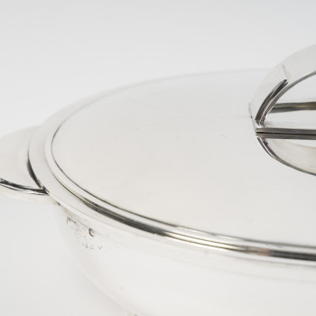 TÉTARD - Grande boîte ovale couverte argent massif moderniste, vers 1930–1940