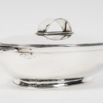 TÉTARD - Grande boîte ovale couverte argent massif moderniste, vers 1930–1940