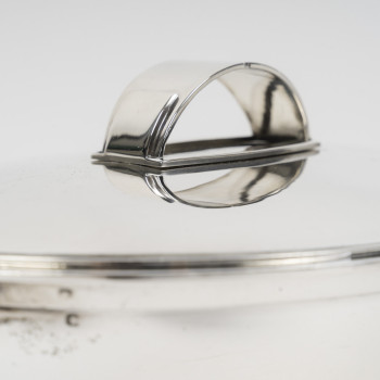 TETARD - Large oval covered box in solid silver, modernist style, circa 1930–1940