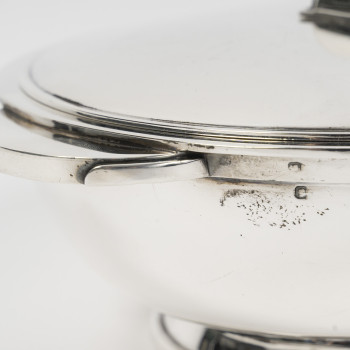 TETARD - Large oval covered box in solid silver, modernist style, circa 1930–1940