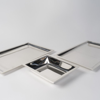 JEAN E. PUIFORCAT – Set de deux plats rectangulaires et d’une Jatte en argent massif Epoque ART DECO