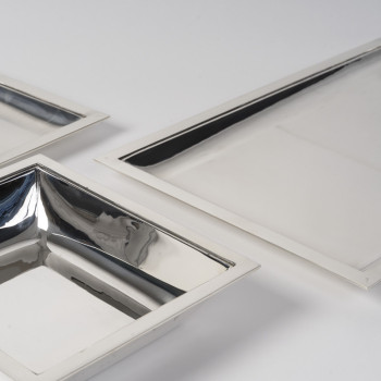 JEAN E. PUIFORCAT – Set de deux plats rectangulaires et d’une Jatte en argent massif Epoque ART DECO