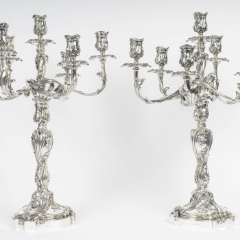 GUSTAVE ODIOT - Importante Paire de candélabres à sept bras  de lumière en argent massif. EPOQUE...