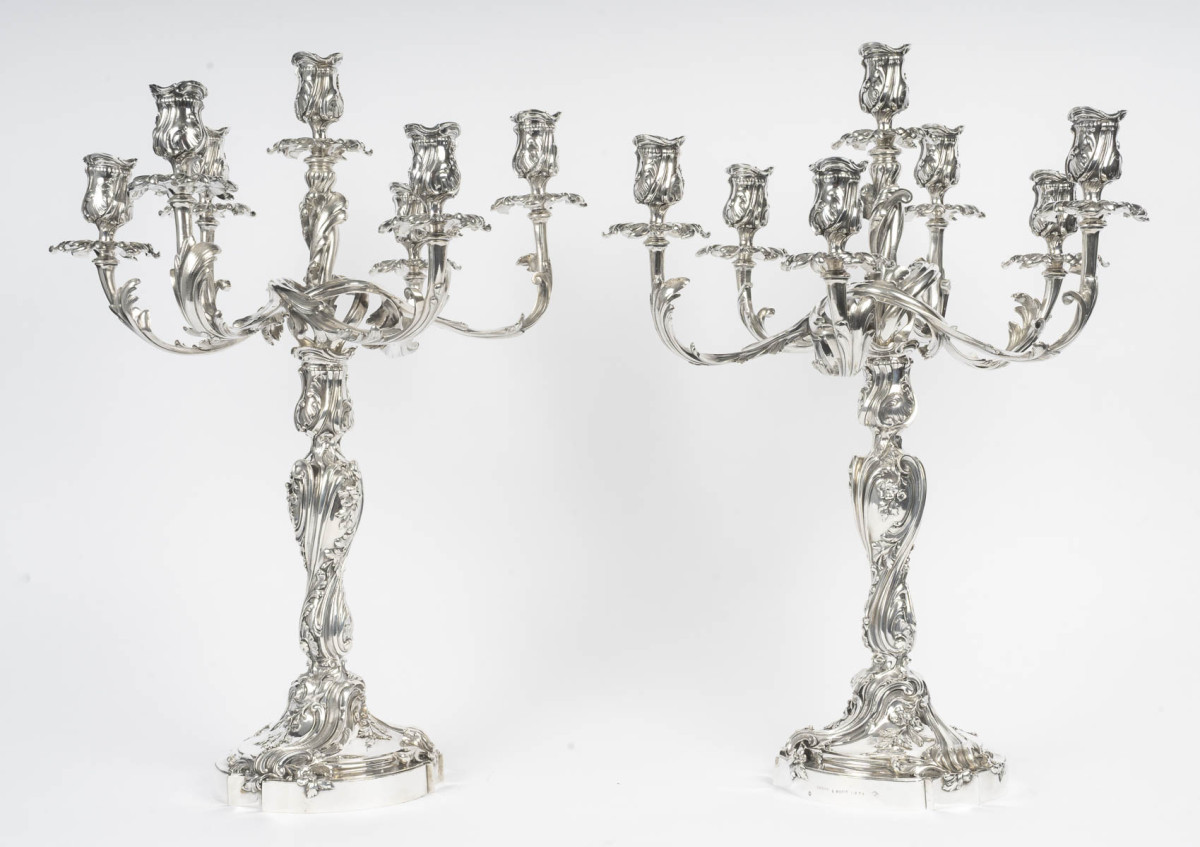 GUSTAVE ODIOT - Importante Paire de candélabres à sept bras  de lumière en argent massif. EPOQUE...