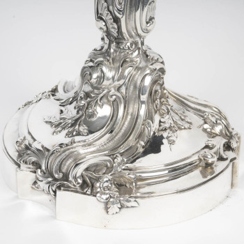 GUSTAVE ODIOT - Importante Paire de candélabres à sept bras  de lumière en argent massif. EPOQUE...