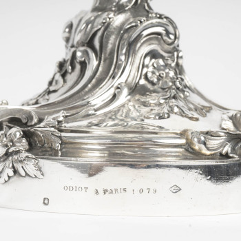 GUSTAVE ODIOT - Importante Paire de candélabres à sept bras  de lumière en argent massif. EPOQUE...