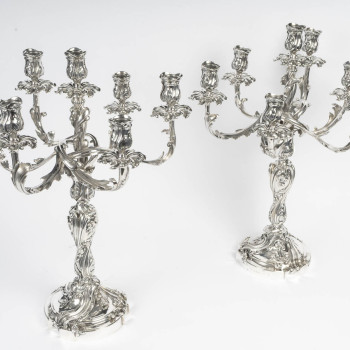 GUSTAVE ODIOT - Importante Paire de candélabres à sept bras  de lumière en argent massif. EPOQUE...