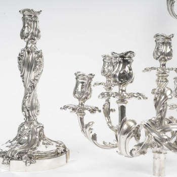 GUSTAVE ODIOT - Importante Paire de candélabres à sept bras  de lumière en argent massif. EPOQUE...