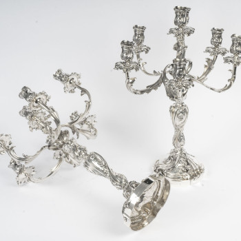 GUSTAVE ODIOT - Importante Paire de candélabres à sept bras  de lumière en argent massif. EPOQUE...