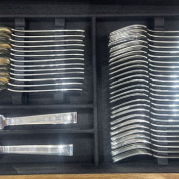 JEAN TETARD – MENAGERE DE COUVERTS 132 PIECES EN ARGENT MASSIF MODELE « TROCADERO » EPOQUE ART DECO