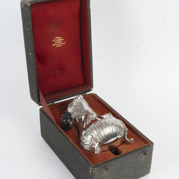L. LAPAR – Verseuse en argent massif à manche amovible en bois, dans son coffret d’origine circa...