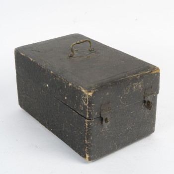 L. LAPAR – Verseuse en argent massif à manche amovible en bois, dans son coffret d’origine circa...