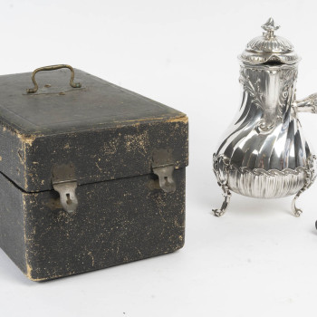 L. LAPAR – Verseuse en argent massif à manche amovible en bois, dans son coffret d’origine circa...