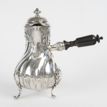 L. LAPAR – Verseuse en argent massif à manche amovible en bois, dans son coffret d’origine circa...