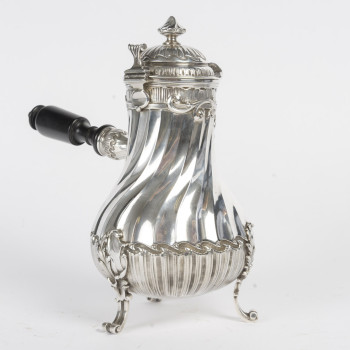 L. LAPAR – Verseuse en argent massif à manche amovible en bois, dans son coffret d’origine circa...