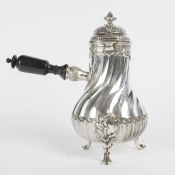 L. LAPAR – Verseuse en argent massif à manche amovible en bois, dans son coffret d’origine circa...